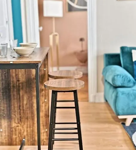 Cosy Et Colore Au Coeur De パリ